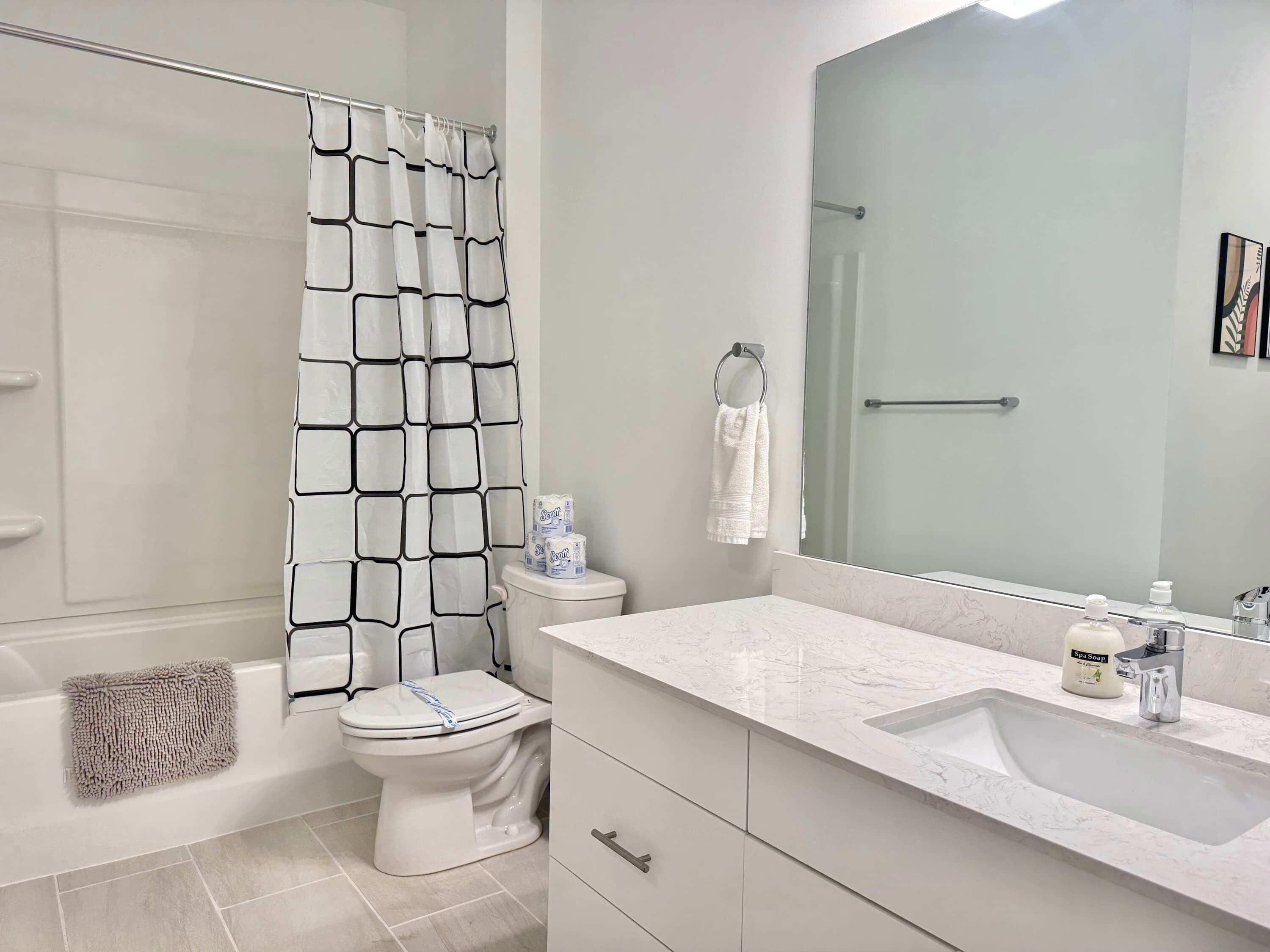 Un baño moderno con bañera, inodoro y lavamanos.