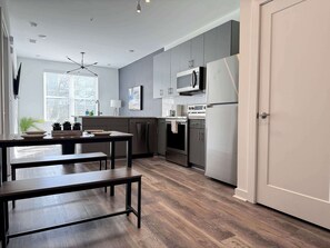 Kühlschrank, Mikrowelle, Ofen, Herdplatte