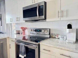 Fridge, microwave, oven, stovetop - Upgraded 1BR Apartments in Atlanta (Atlanta)