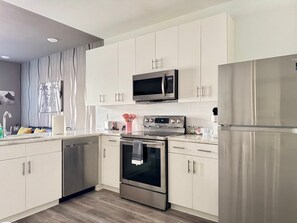 Kühlschrank, Mikrowelle, Ofen, Herdplatte