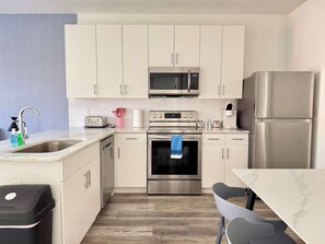 Kjøleskap, mikrobølgeovn, ovn og kokeplater