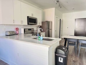 Geladeira, micro-ondas, fogão, cooktop
