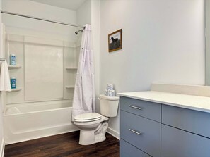 Regadera, secadora de cabello, toallas 