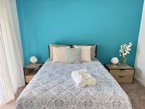 1 habitación, escritorio, tabla de planchar con plancha y wifi