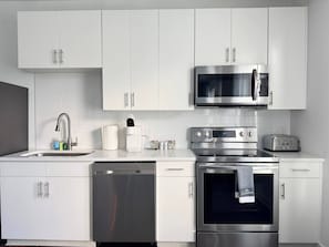 Kühlschrank, Mikrowelle, Ofen, Herdplatte