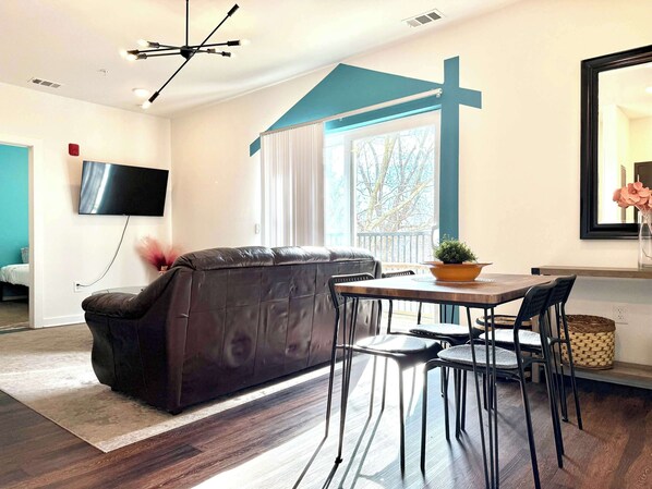 Televisión, chimenea y oficina 