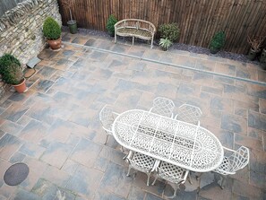 Outdoor dining - 3 bedroom accommodation in Much Wenlock (Much Wenlock)