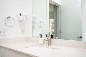 Bruser, hårtørrer, håndklæder