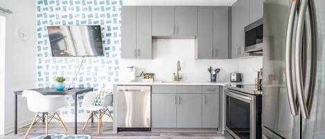 Réfrigérateur, micro-ondes, four, plaque de cuisson