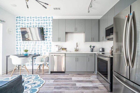 Køleskab, mikrobølgeovn, ovn, kogeplade