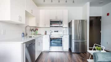 Refrigerador, microondas, horno y parrilla de estufa