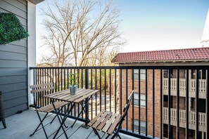 Outdoor dining - Newly Built Condo in Old Fourth Ward (Atlanta)