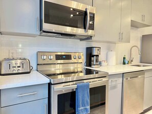 Réfrigérateur, four à micro-ondes, un four, surface de cuisson