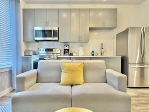 Kjøleskap, mikrobølgeovn, ovn og kokeplater