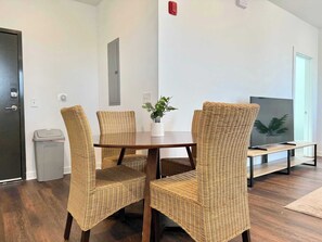 Dining - Downtown 1B1B Modern Apartment! Free Street Parking! (Atlanta)