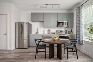 Kjøleskap, mikrobølgeovn, ovn og kokeplater