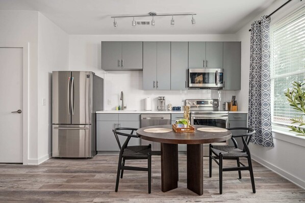 Refrigerador, microondas, horno y parrilla de estufa 