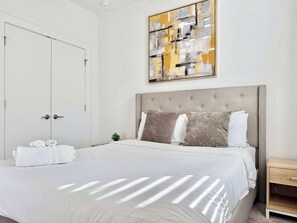 2 bedrooms, iron/ironing board, WiFi, bed sheets - Modern 2B2B Downtown ATL Condo! Free Street Parking! (Atlanta)