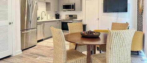 Refrigerador, microondas, horno, placa de cocina