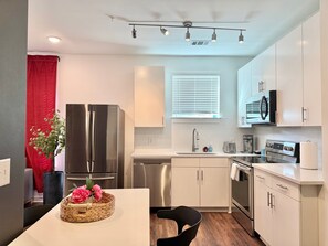 Réfrigérateur, four à micro-ondes, un four, surface de cuisson