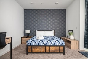 1 slaapkamer, een bureau, een strijkplank/strijkijzer, wifi