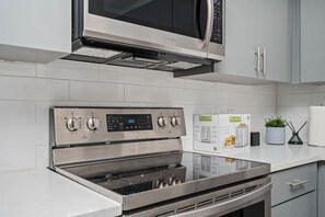 Refrigerador, microondas, horno y parrilla de estufa 