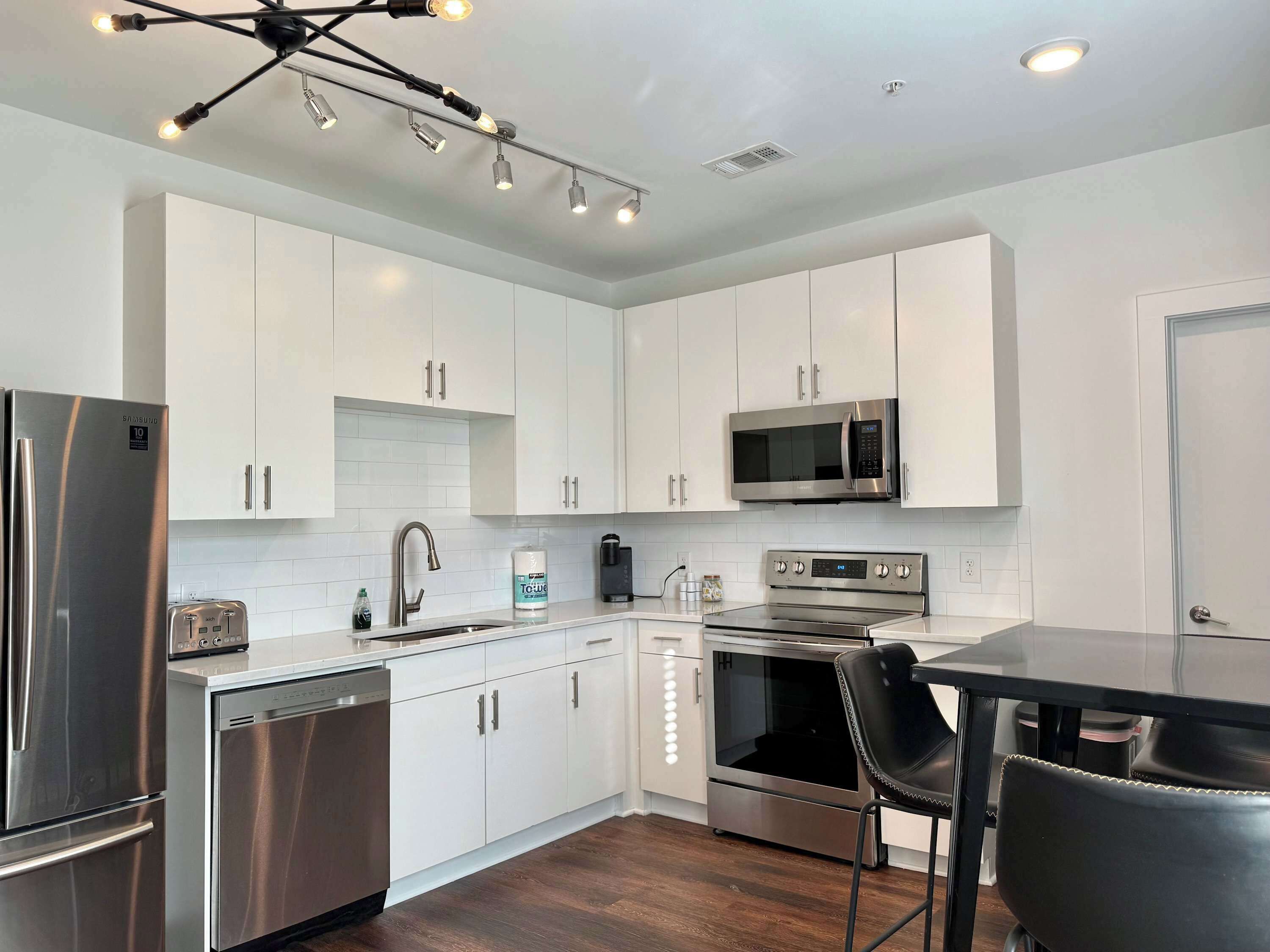 Kjøleskap, mikrobølgeovn, ovn og kokeplater