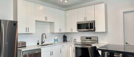 Een koelkast, een magnetron, een oven, een kookplaat