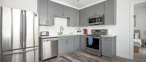 Frigorífico, microondas, horno y placa de cocina