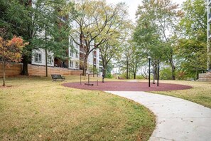 Sport court - Modern 4BR Penthouse in Old Fourth Ward | Rooftop + W/D (Atlanta)
