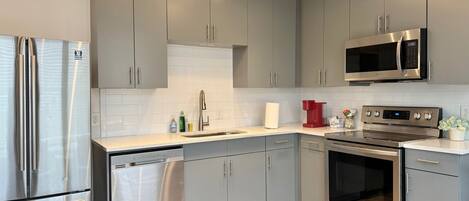 冷蔵庫、電子レンジ、オーブン、コンロ