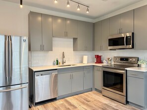 Jääkaappi, mikroaaltouuni, uuni, liesi