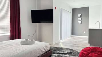 2 bedrooms, desk, iron/ironing board, WiFi