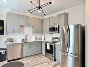 Kjøleskap, mikrobølgeovn, ovn og kokeplater