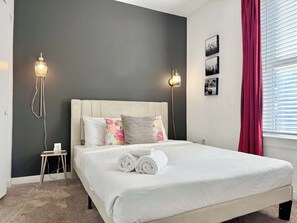 2 soverom, skrivebord, strykejern/-brett og wi-fi