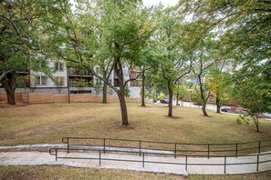 Property grounds - Upgraded 2BR Apartment in Old Fourth Ward (Atlanta)