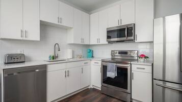 Refrigerador, microondas, horno y parrilla de estufa