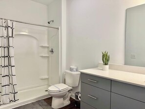 Douche, séchoir à cheveux, serviettes fournies, shampooing