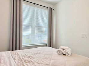 2 habitaciones, tabla de planchar con plancha, wifi y ropa de cama 