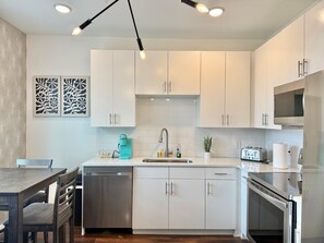 Kjøleskap, mikrobølgeovn, ovn og kokeplater