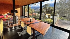 Ein modernes Interieur mit einem großen Holztisch, Stühlen und einem Kamin.