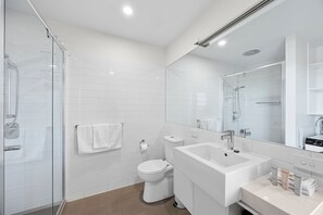 Shower, hair dryer, towels - Inlet Apartment I Walk to beach, cafes and more (Aireys Inlet)