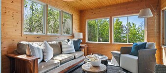 Kinepik Cottage Sunroom with Beach Access