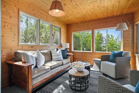 TV, fireplace, offices. Kinepik Cottage Sunroom with Beach Access