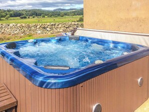 Outdoor spa tub - Middle Byre - CC537236 (near Gatehouse of Fleet)