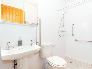 Ein Badezimmer mit Waschbecken, Toilette und Dusche.