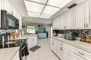 Fridge, microwave, stovetop, dishwasher - Fish, Swim & Relax: Canal-Front Port Charlotte Gem (Port Charlotte)
