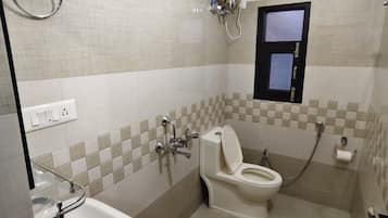 Regadera, toallas, jabón, shampoo