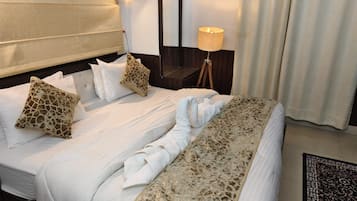 Family Room, Mountain View | Desk, laptop workspace, free WiFi