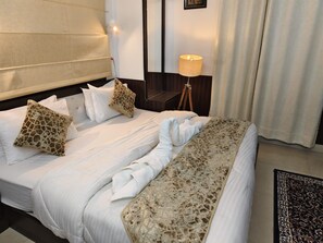 Family Room, Mountain View | Desk, laptop workspace, free WiFi - OnlyStay Silicon Inn Shimla (Shimla)